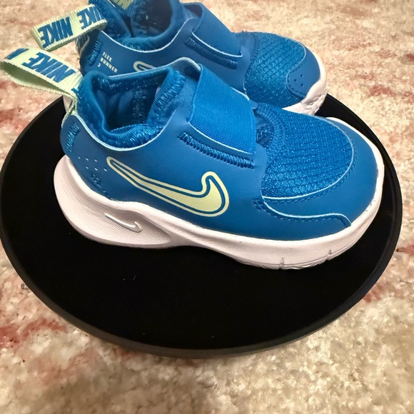 Nike Kids Blue and White Sneakers - Picture 2 of 4